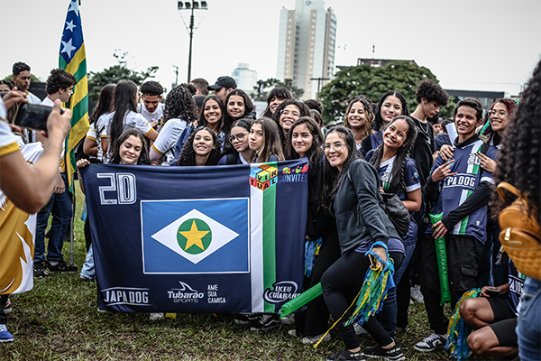 Em clima de festa, estudantes da Escola Estadual Liceu Cuiabano, Tomaram as ruas de Cuiabá.