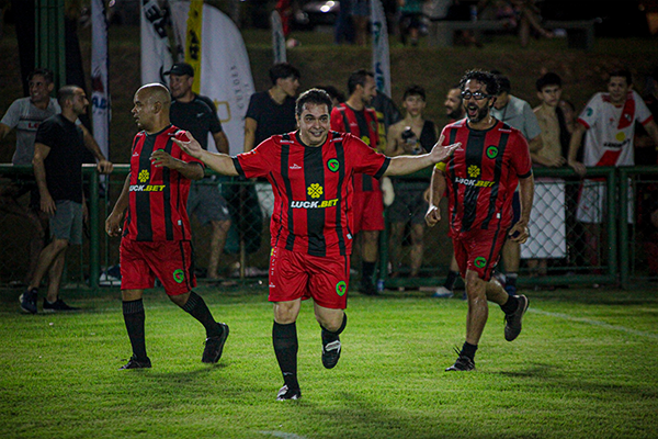 Imagem de uma garota no estádio com o uniforme de um jogador do time de futebol  americano. conceito de esportes. mídia mista